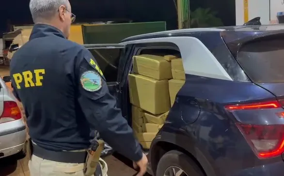PRF apreende mais de 1 tonelada de maconha em carro com placa falsa em Dourados (Foto: divulgação / PRF).