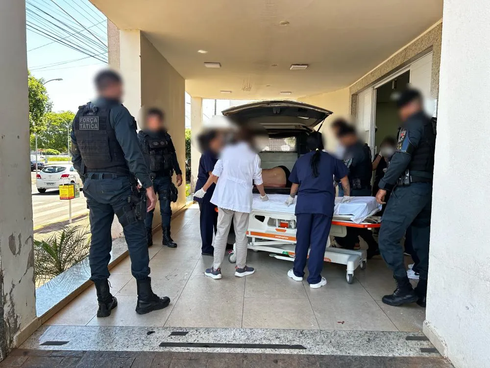 Criminoso baleado em confronto com a Força Tática no bairro Jupiá chega ao Hospital Auxiliadora em Três Lagoas (Foto: Eliton Chaves / 24hNewsMS)