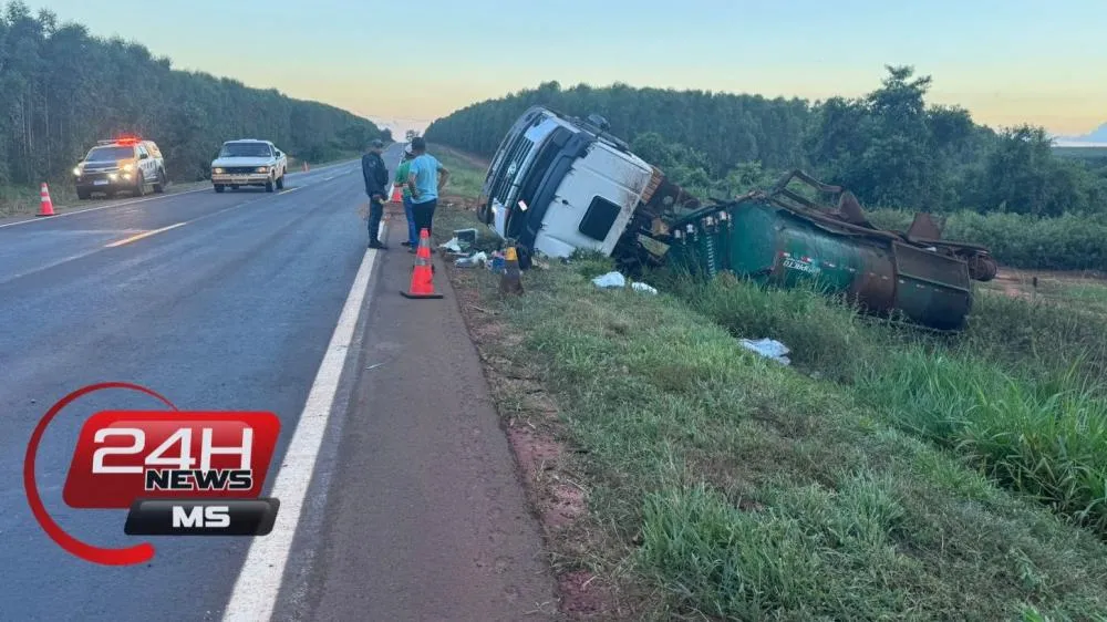 Caminhão pipa de empresa de celulose tomba na MS-112, e deixa passageiro ferido (Foto: Eliton Chaves / 24h News MS)