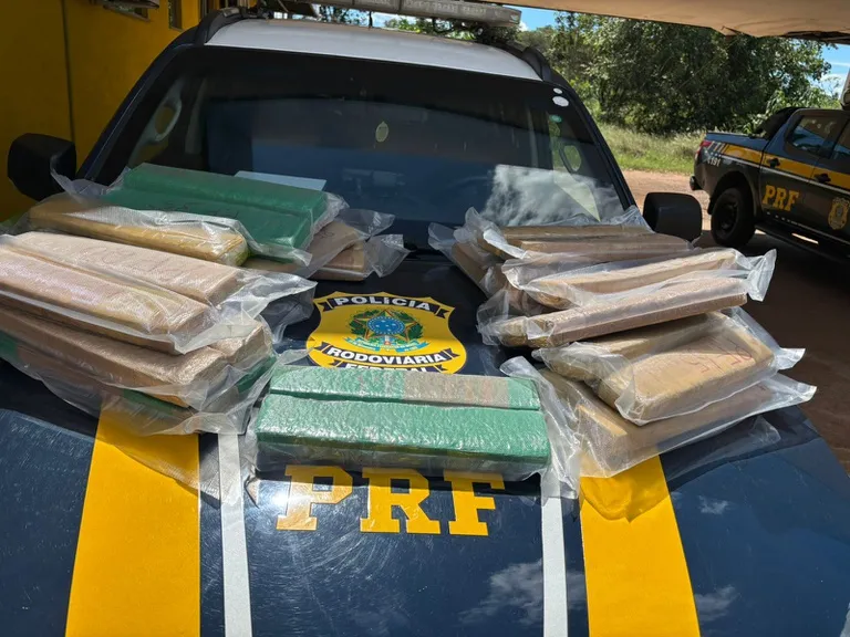 PRF localiza 36 kg de maconha e medicamentos de emagrecimento escondidos em malas dentro de veículo na BR-262. (Divulgação / PRF)