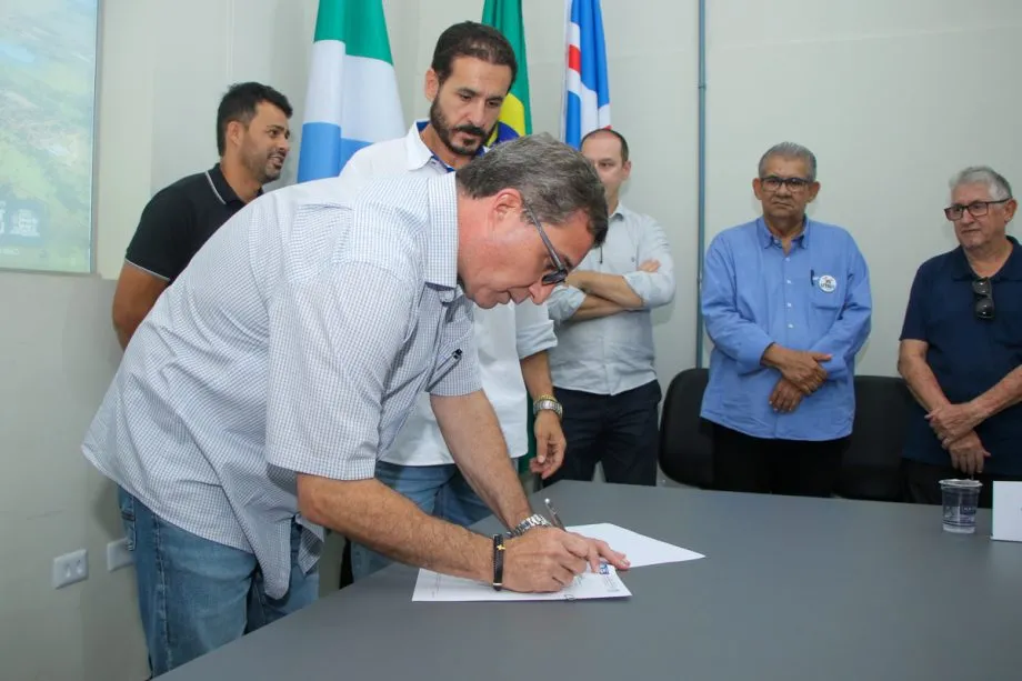 Prefeito Dr. Cassiano Maia assina contratos de comodato para novas indústrias no Distrito Industrial de Três Lagoas. (Foto: Divulgação / Prefeitura de Três Lagoas)