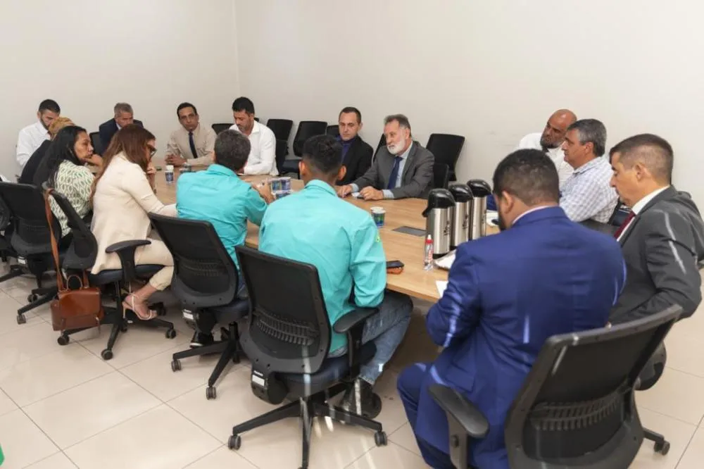 Vereadores de Três Lagoas reúnem-se com diretores da Sanesul e MS Pantanal para cobrar melhorias no saneamento. (Foto: Divulgação / Câmara Municipal)