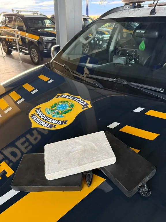 Tabletes de cocaína apreendidos pela Polícia Rodoviária Federal durante fiscalização a ônibus em Paranaíba. (Foto: Divulgação / PRF)