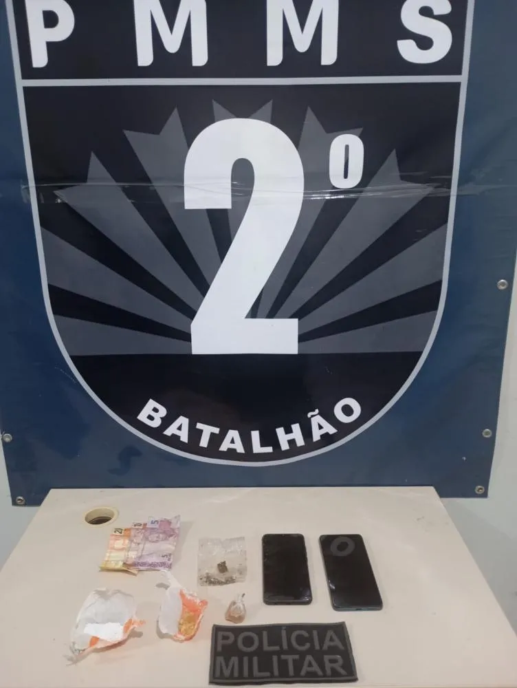 Homem é preso pela Polícia Militar com drogas após tentativa de fuga no bairro Interlagos em Três Lagoas (Foto: divulgação / 2º BPM)