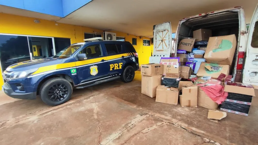 PRF apreende perfumes, óculos e cosméticos sem nota na BR-262 em Água Clara, carga seguia para Três Lagoas (Foto: divulgação / PRF)