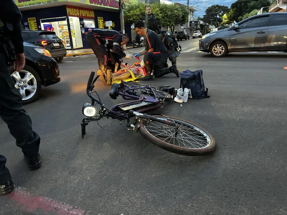 Ciclista é arremessada ao solo após colisão com carro em cruzamento movimentado no centro em Três Lagoas (Foto: Eliton Chaves / 24h News MS)