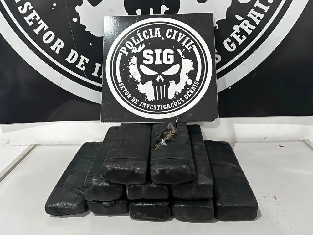 Polícia Civil prendeu mulher de 27 anos com 8 kg de maconha em carro de aplicativo em Três Lagoas. (Foto: divulgação / Polícia Civil)