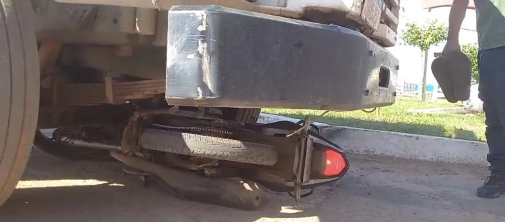Jovem fica ferida após colisão, e moto vai parar embaixo de carreta na entrada de posto de combustíveis em Três Lagoas