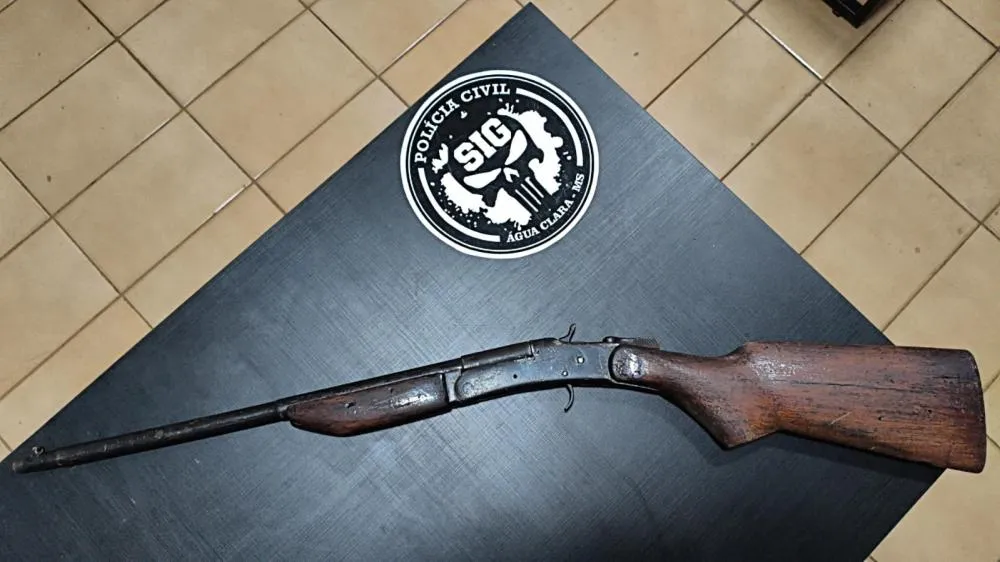 Espingarda calibre .20 apreendida pelo SIG de Água Clara após o homem confessar que mataria a ex-companheira. (Foto: Divulgação/SIG)