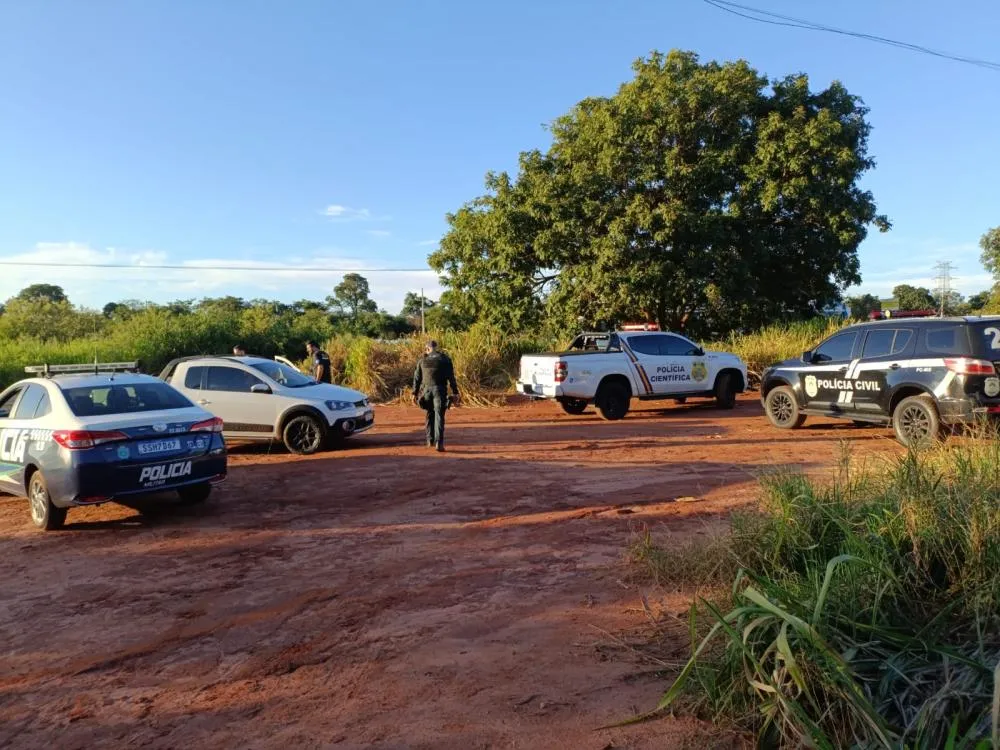 Veículo tomado em assalto no Nova Três Lagoas é recuperado pela Polícia Militar às margens da BR-262, na zona rural de Três Lagoas (Foto: divulgação / 2º BPM)