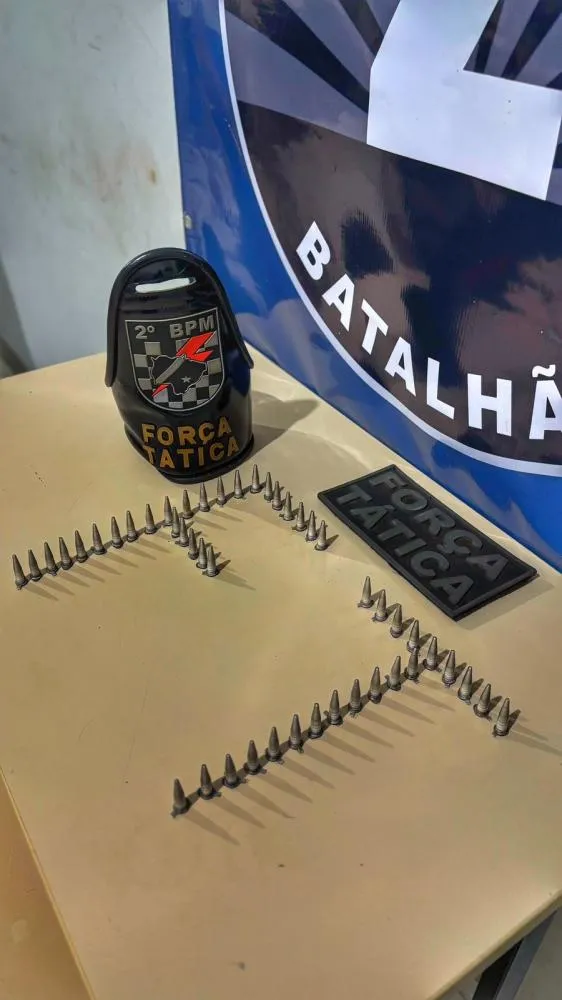 Força Tática apreende 47 pinos de cocaína prontos para venda com jovem de 21 anos no Condomínio Tucano (Foto: Divulgação / PM)