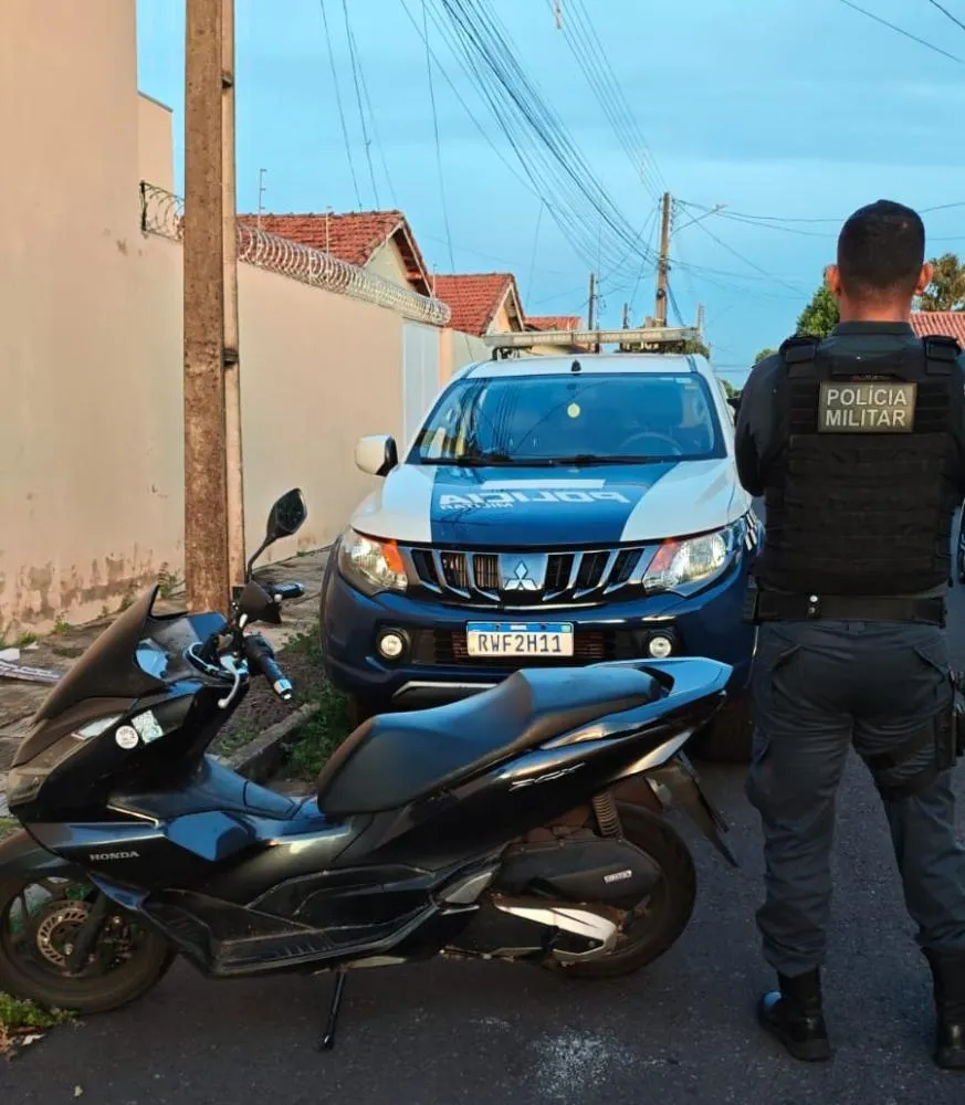 Polícia Militar recupera motocicleta furtada após denúncia de veículo abandonado em Três Lagoas