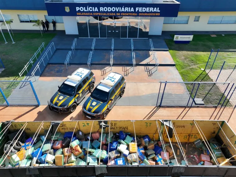 Mais de 12,6 toneladas de maconha foram apreendidas pela PRF em carreta na BR-163, em Mato Grosso do Sul (Foto: divulgação / PRF)