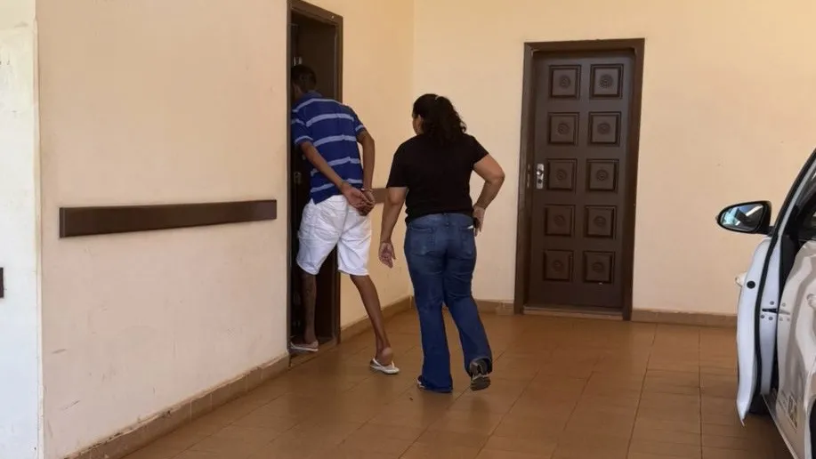 Valentão é preso pela DAM após invadir casa, espancar ex na frente da filha e ameaçar matá-la no bairro Novo Oeste em Três Lagoas 