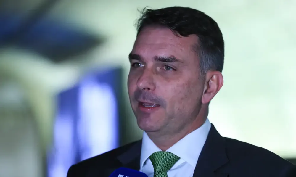 Deputados anunciaram pedidos de investigação sobre relação entre Flávio Bolsonaro e banqueiro Daniel Vorcaro (Foto: Lula Marques / Agência Brasil)
