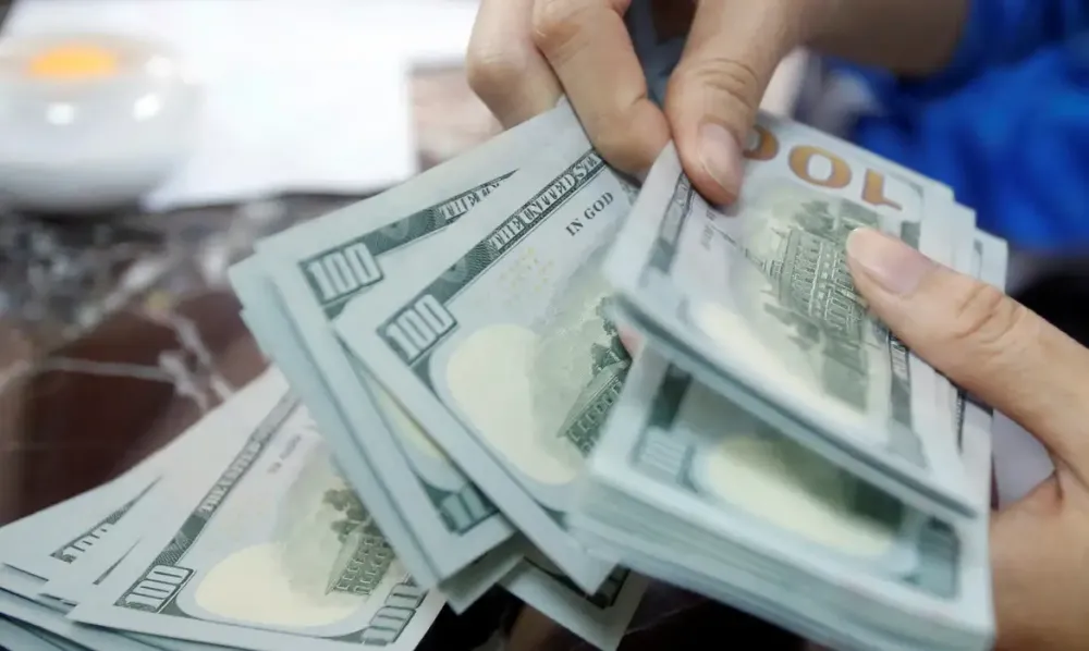 Dólar supera R$ 5 e bolsa despenca após mercado reagir a caso envolvendo Flávio Bolsonaro e Vorcaro