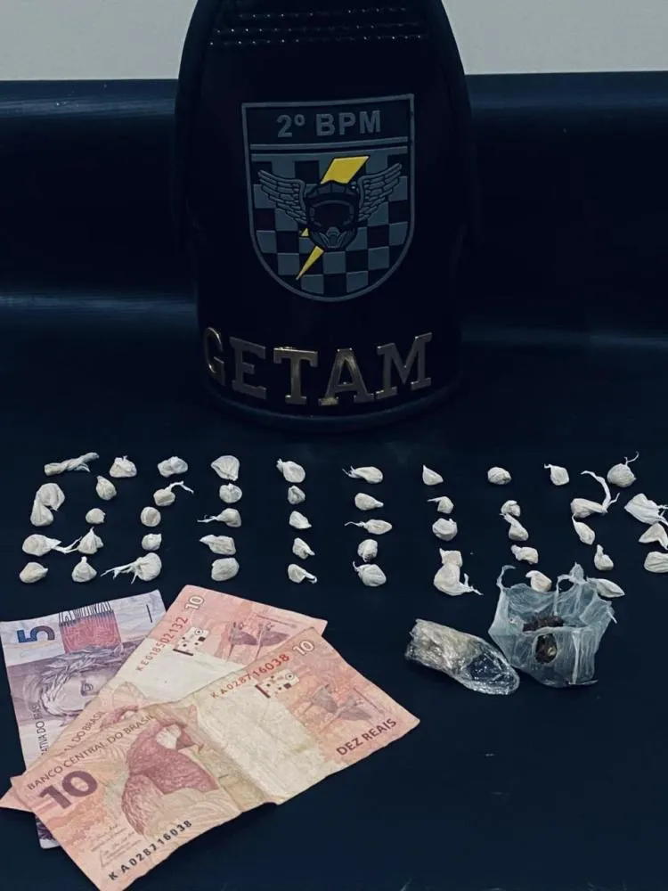 Denúncia leva o GETAM a prender homem com porções de crack e maconha prontas para venda no Jardim Eldorado em Três Lagoas