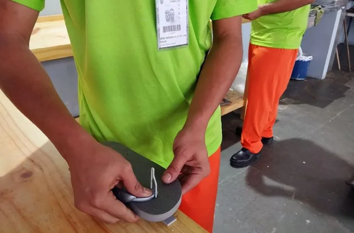 Penitenciária de Dourados produz chinelos com mão de obra prisional para internos vulneráveis