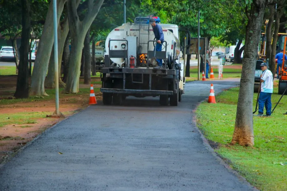 Prefeitura inicia recapeamento completo da pista de caminhada da Lagoa Maior em Três Lagoas