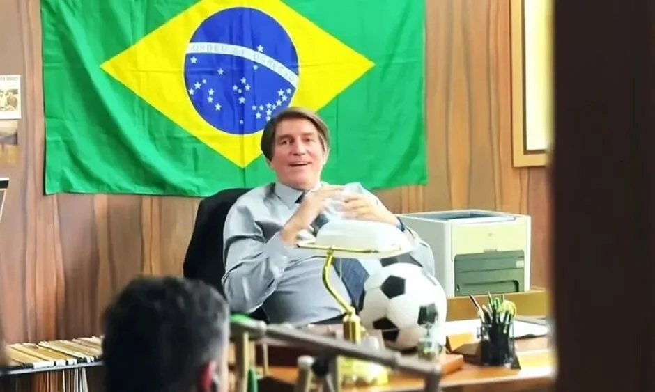 Flávio Bolsonaro divulgou trailer do filme “Dark Horse”, produção que retrata a trajetória política do ex-presidente Jair Bolsonaro (Foto: reprodução / redes sociais)