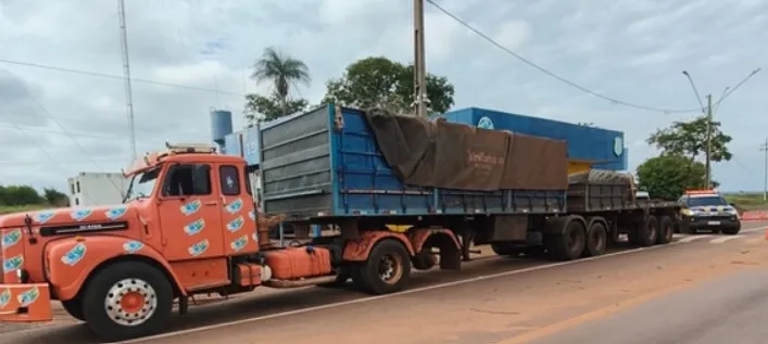 PRF apreendeu 46 pneus estrangeiros escondidos em carga durante fiscalização na BR-262, em Três Lagoas (Foto: divulgação / PRF)