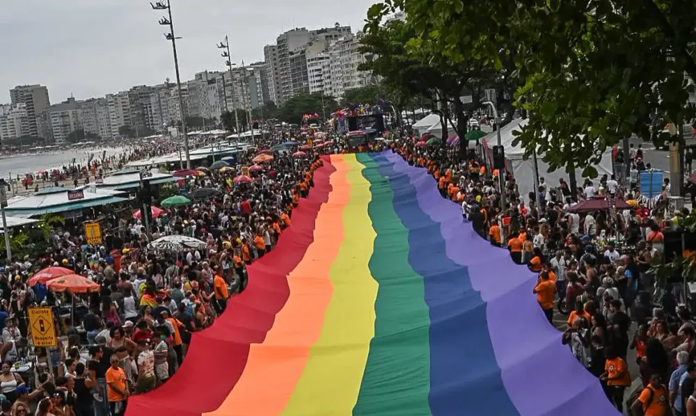Projeto aprovado na Câmara de São Paulo que restringe presença de crianças em eventos LGBTQIA+ gera debate jurídico sobre constitucionalidade (Foto: Reprodução / Parada LGBT Rio)