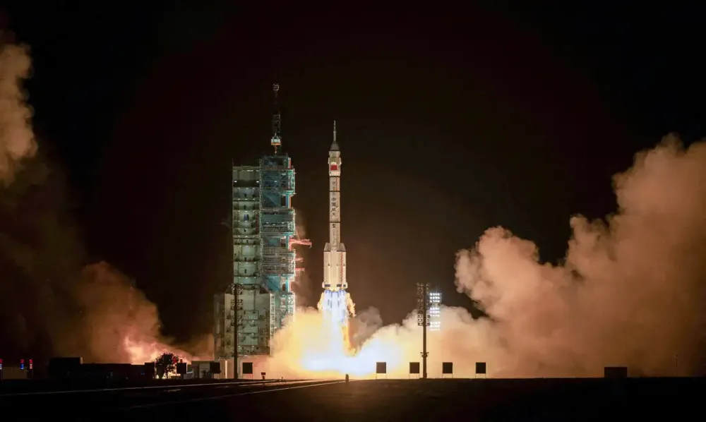 Astronautas da missão Shenzhou-23 durante lançamento rumo à estação espacial Tiangong (Foto: Divulgação)