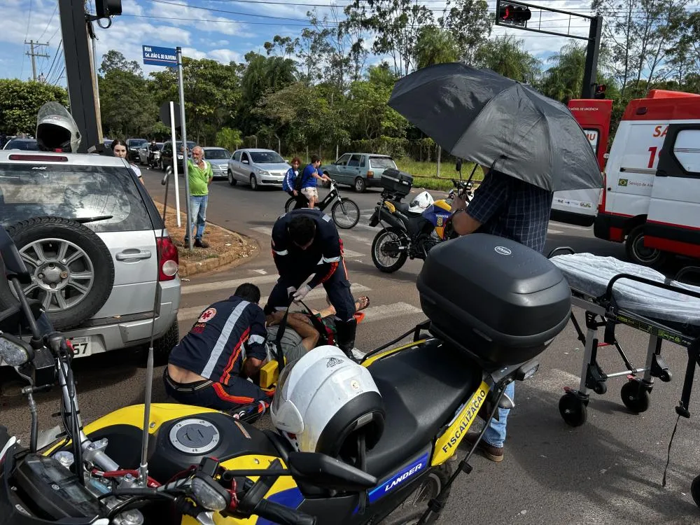 Acidente entre carro e motocicleta deixou idoso ferido no bairro Jardim Alvorada em Três Lagoas (Foto: Eliton Chaves / 24h News MS)