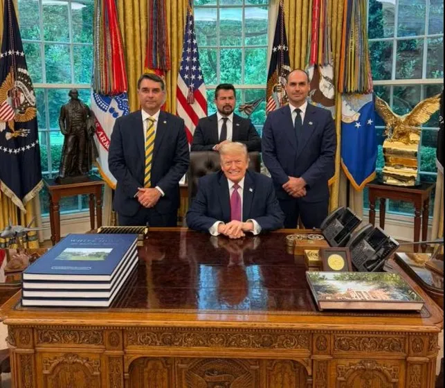 Comitiva de Flávio Bolsonaro divulga foto do senador com Donald Trump nos EUA