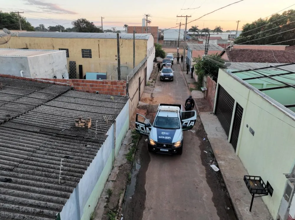 Polícia Militar e Polícia Civil deflagraram a Operação Approximatus no bairro Guanabara em Três Lagoas, com cumprimento de mandados e apreensão de drogas (Foto: divulgação / PMMS)