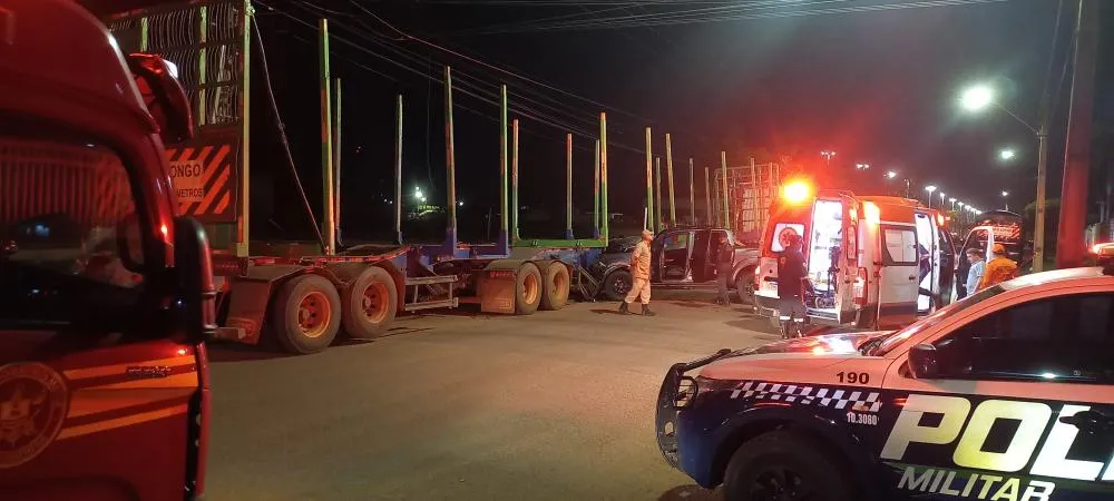 Colisão entre caminhonete e carreta deixa dois homens feridos no Jardim dos Ipês em Três Lagoas