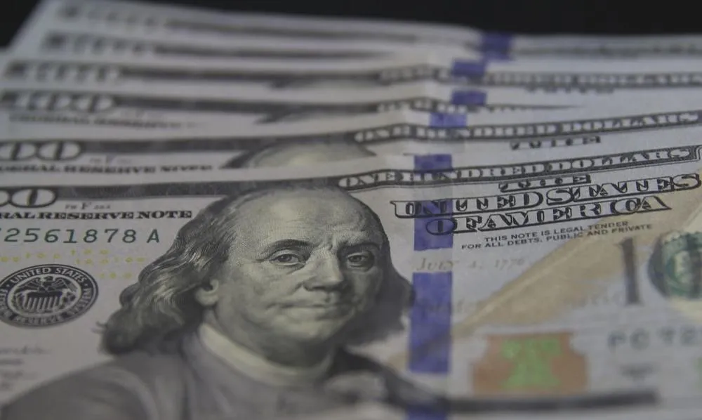 Dólar cai para R$ 5,03 com alívio no Oriente Médio e inflação dos EUA