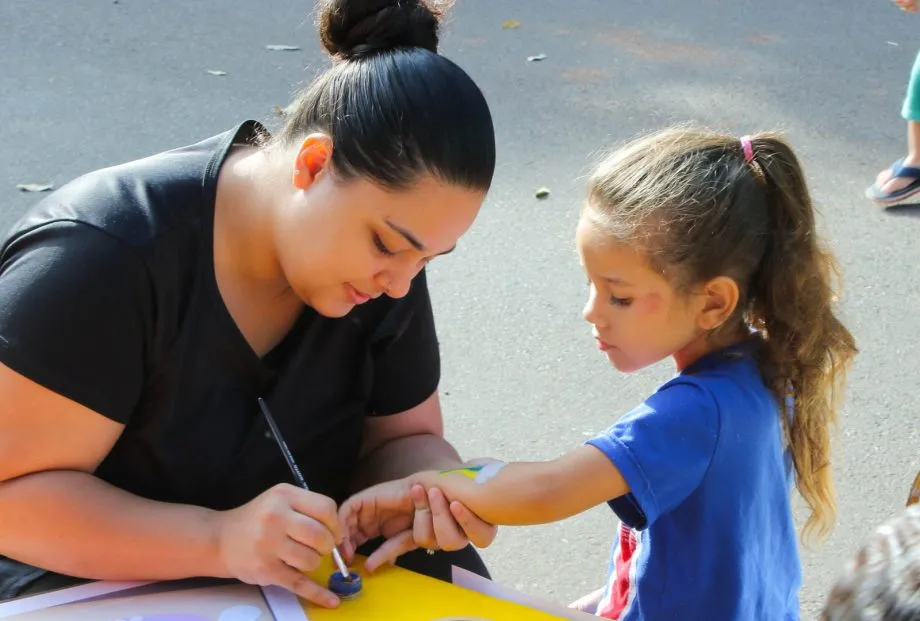 Crianças e familiares participaram da 3ª edição do “Vamos Brincar na Rua”, encerrando a Semana Mundial do Brincar no CEI Clementina Carrato (Foto: divulgação / Prefeitura de Três Lagoas)
