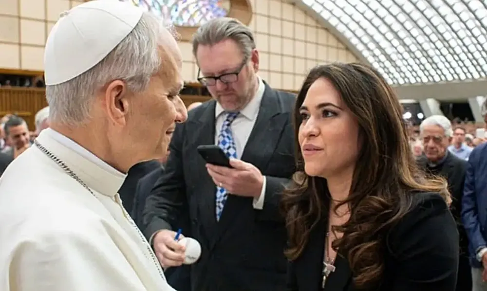 Papa Leão XIV nomeia primeira mulher para comandar comunicação do Vaticano