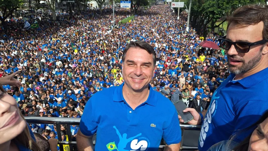 Na Marcha Para Jesus, Flávio Bolsonaro fala em 'expulsar o mal do governo'