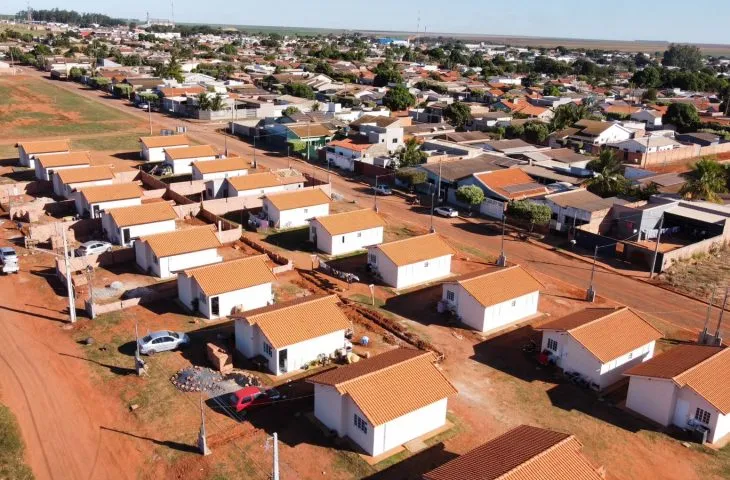 Governador Eduardo Riedel participou das comemorações dos 38 anos de Sonora e anunciou investimentos em habitação, infraestrutura e saneamento. (Foto: Governo de MS)