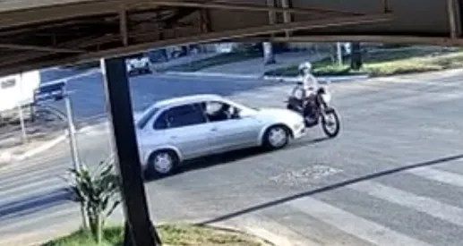 Motociclista é arremessado após motorista avançar sinal vermelho e fugir sem prestar socorro em Três Lagoas