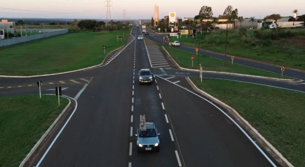 Equipes da Caminhos da Celulose realizaram serviços de manutenção e operações de siga e pare em rodovias de Mato Grosso do Sul durante a primeira semana de junho. (Foto: divulgação / Caminhos da Celulose)