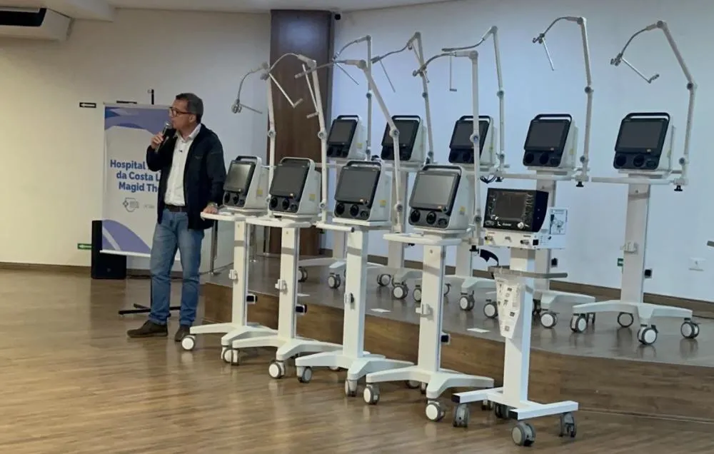 Prefeito Dr. Cassino Maia entregou 10 ventiladores mecânicos e oficializou a cessão de um microscópio cirúrgico avaliado em R$ 1,85 milhão ao Hospital Regional da Costa Leste Magid Thomé. (Foto: Eliton Chaves / 24h News MS)