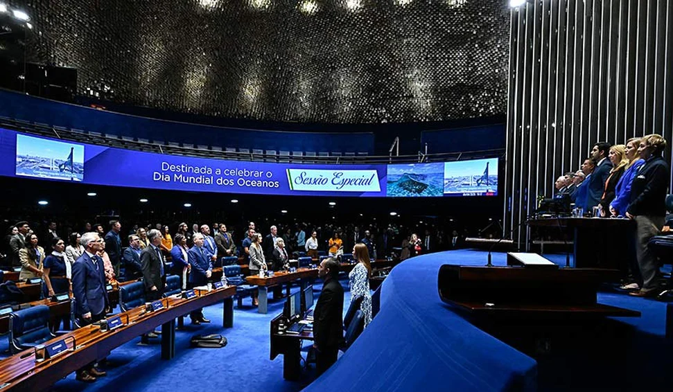 Senado Federal analisa proposta que utiliza recursos do Fundo Social do Pré-Sal para refinanciar dívidas de produtores rurais afetados por eventos climáticos. (Foto: Agência Brasil)