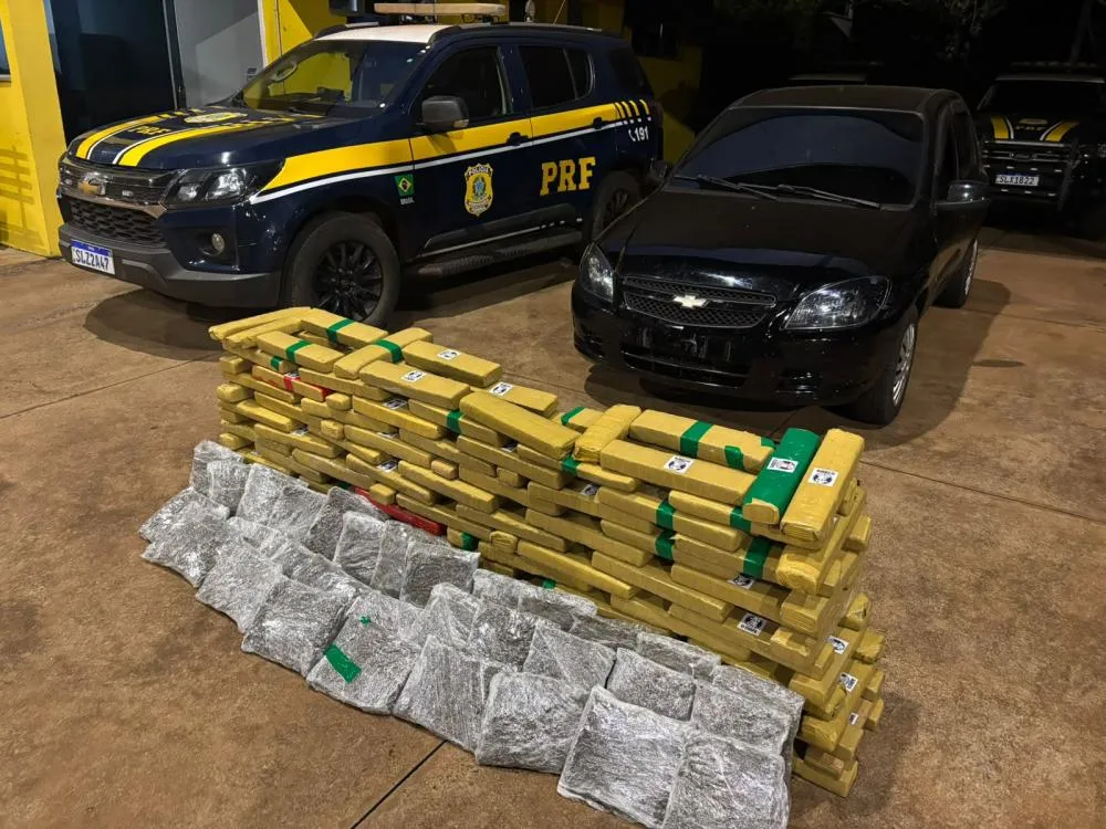 PRF apreendeu 174,8 kg de drogas, prendeu duas mulheres e acionou o Conselho Tutelar após bebê ser encontrado durante a ocorrência em Três Lagoas. (Foto: divulgação / PRF)