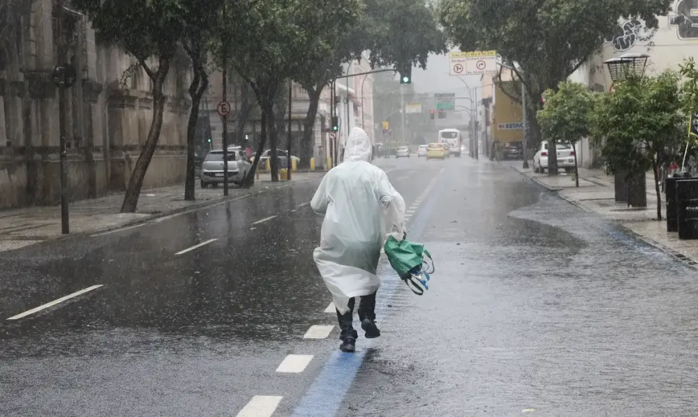 Inmet alerta para chuva intensa e risco de granizo no Centro-Oeste durante o fim de semana