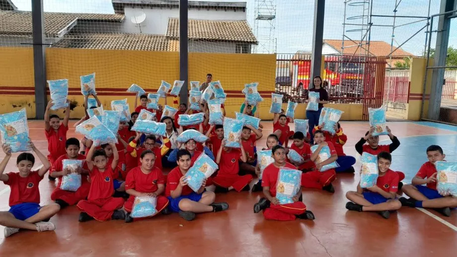 Crianças e adolescentes atendidos por projetos sociais de Três Lagoas receberam kits de higiene bucal por meio de parceria entre a Prefeitura e a Eldorado Brasil. (Foto: Prefeitura de Três Lagoas)