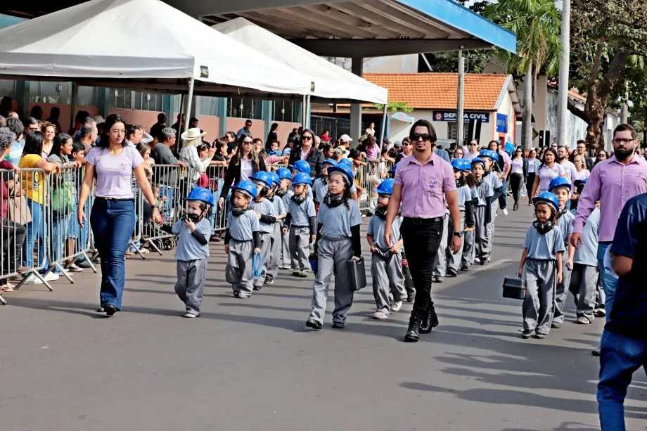 Desfile cívico dos 111 anos de Três Lagoas reunirá escolas, instituições e forças de segurança na Avenida Rosário Congro na próxima segunda-feira. (Foto: Divulgação)