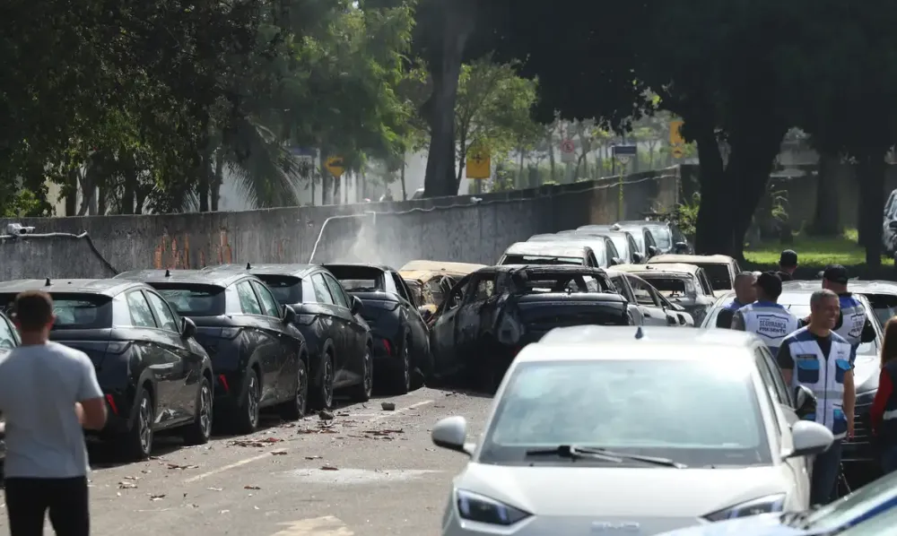 Colisão entre helicópteros deixa seis mortos e provoca incêndio em concessionária no Rio