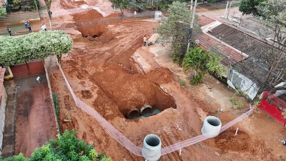 Em menos de 24 horas, Prefeitura amplia equipes e avança na recuperação de cratera em Três Lagoas