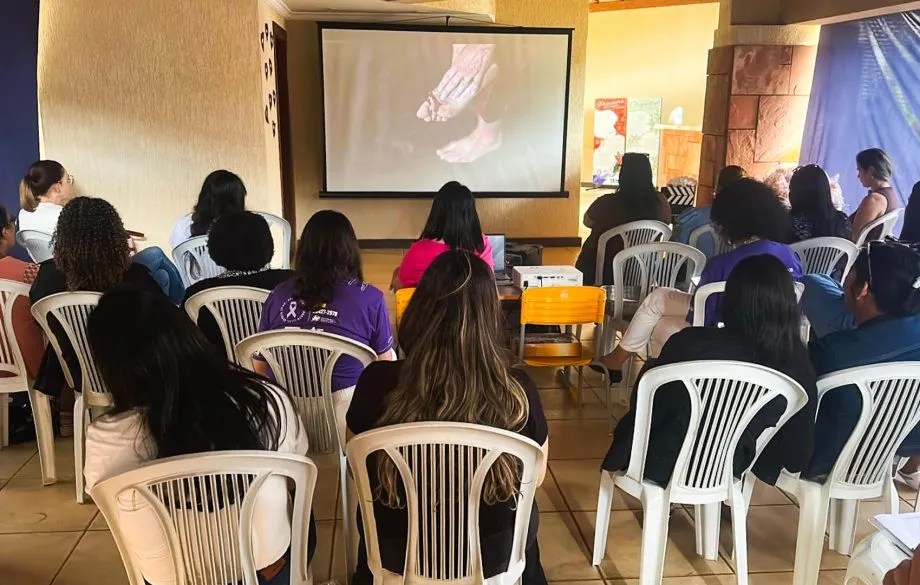 Participantes da ação “Tarde de Cinema”, promovida pelo CRAM, acompanharam a exibição do filme A Escolha de Ficar e refletiram sobre o enfrentamento à violência contra a mulher. (Foto: Divulgação/Prefeitura de Três Lagoas)