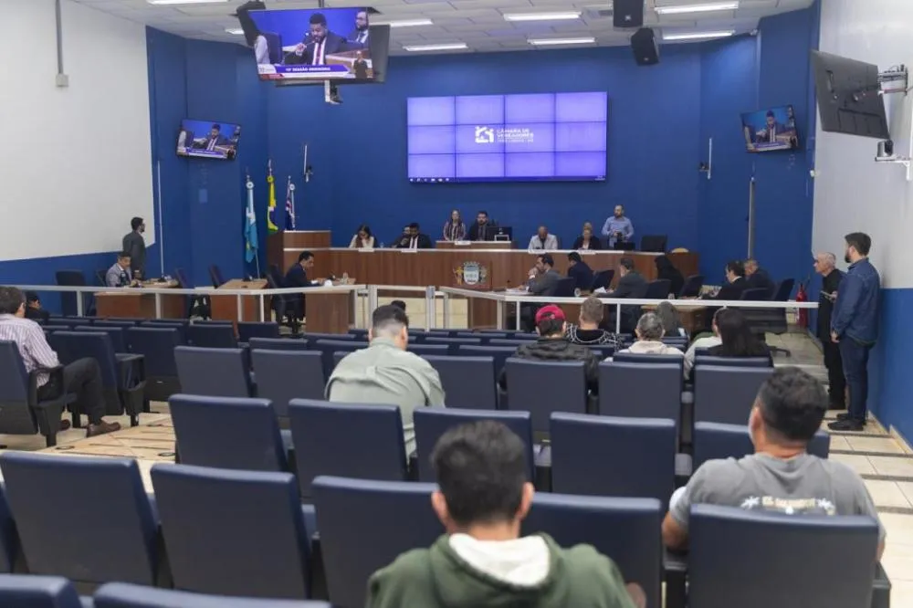Durante a 19ª sessão ordinária, vereadores encaminharam projetos para análise das comissões permanentes da Câmara Municipal de Três Lagoas. (Foto: Gabriela Fernandes/CMTLS)
