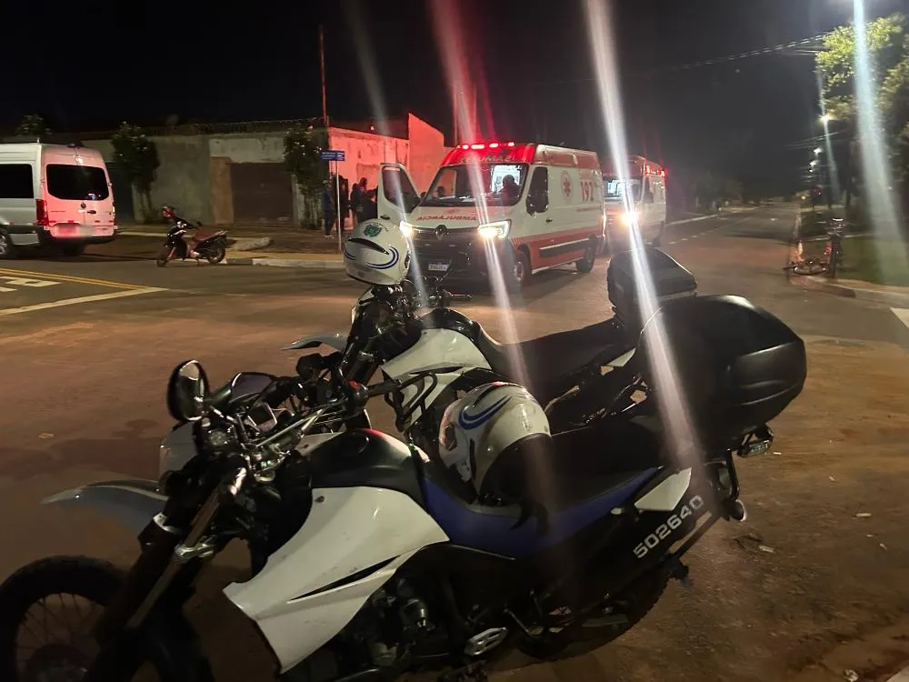 Adolescente de 16 anos foi intubado e encaminhado em estado grave ao Hospital Auxiliadora após acidente entre bicicleta elétrica e van no bairro Vila Verde, em Três Lagoas. (Foto: Eliton Chaves / 24h News MS)