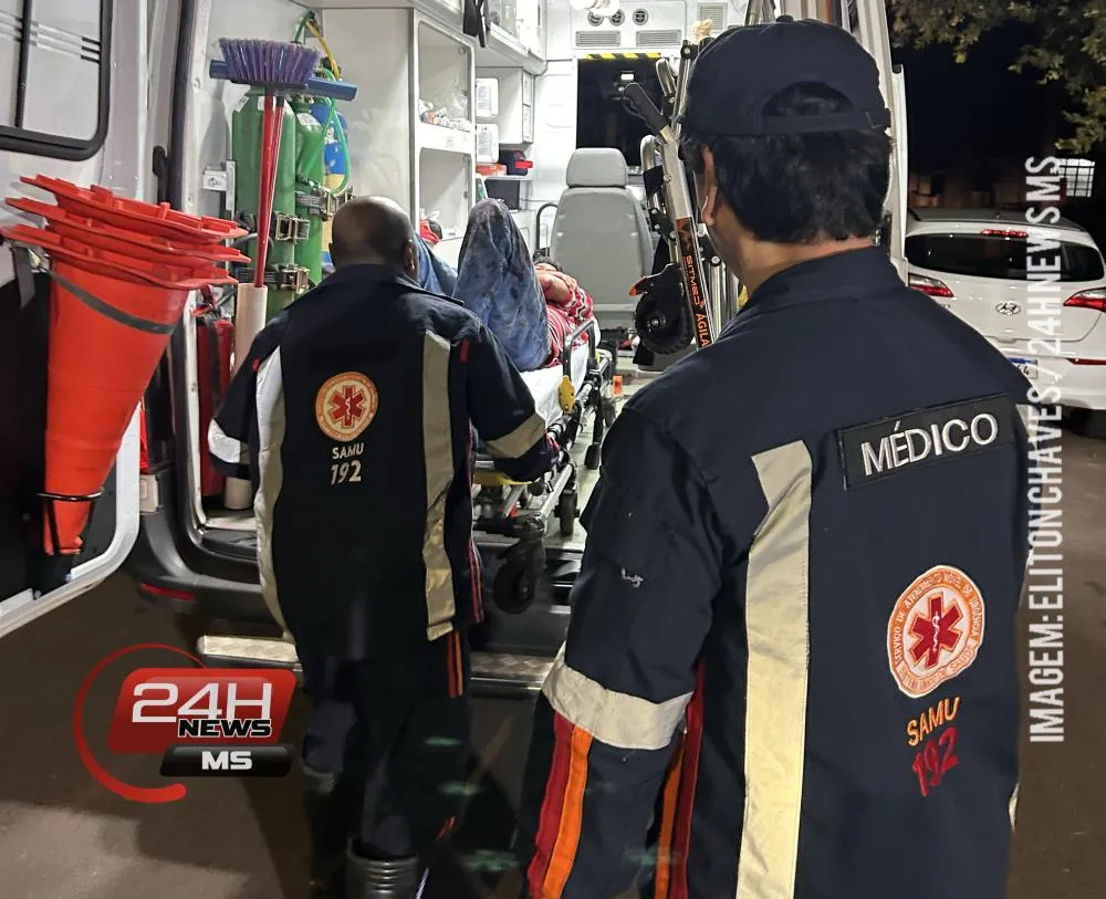Jovem de 20 anos invadiu uma residência para pedir socorro após ser baleado no bairro São João, em Três Lagoas. (Foto: Eliton Chaves / 24h News MS)